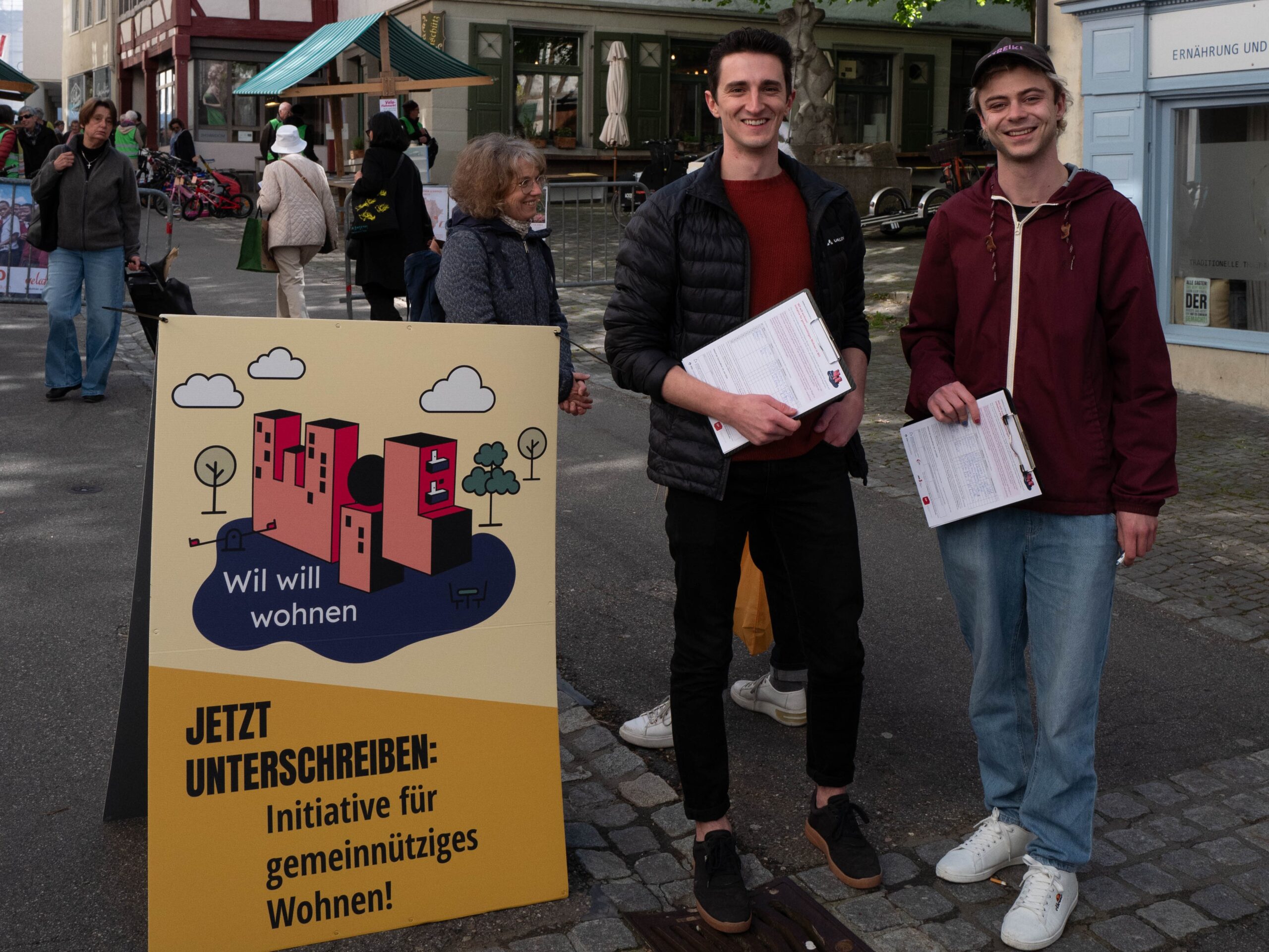 Unterschriftensammlung für "Wil will wohnen" in der Altstadt.